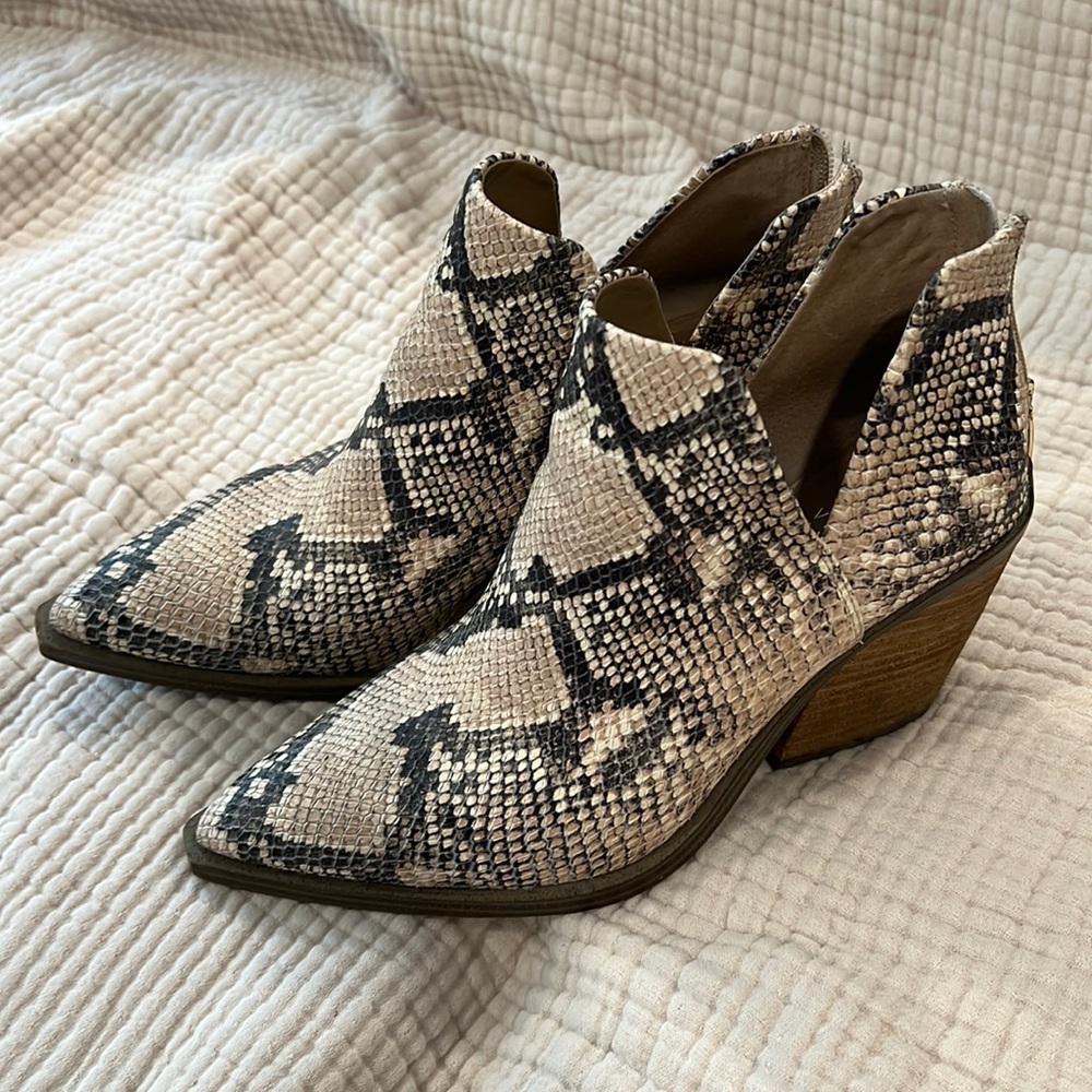 Vince Camuto snakeskin bootie size 8